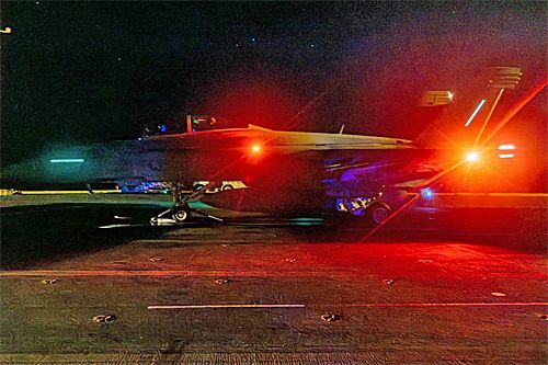 Przygotowania do startu samolotu wielozadaniowe F/A-18F Super Hornet ze składu Strike Fighter Squadron (VFA) 11 The Red Rippers z pokładu lotniskowca USS Harry S. Truman (CVN-75) klasy Nimitz, 25 września 2024 / Zdjęcie US Navy