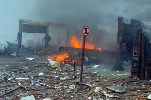 Pożar wywołany upadkiem Pipera PA-42 na budynki w Gramado przy ulicy Avenida das Hortênsias / Zdjęcie: Air Safety via X