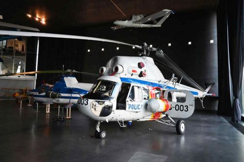 Zwiedzający mogą już podziwiać Mi-2 w gmachu głównym Muzeum, obok Mi-1, który służył do lotów doświadczalnych w warszawskim Instytucie Lotnictwa / Zdjęcia: Muzeum Lotnictwa Polskiego