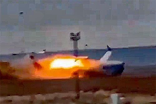 Embraer 190 zaczął płonąć tuż po zetknięciu z ziemią. Zahaczył o nią prawym skrzydłem podczas próby awaryjnego lądowania / Zdjęcie: kadr z filmu via kanał Telegram