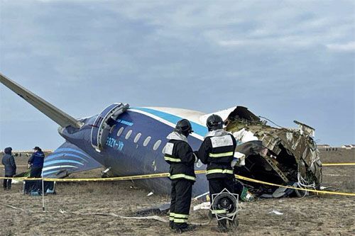 Wrak samolotu Embraer 190, który rozbił się podczas próby lądowania na lotnisku Aktau w Kazachstanie. Całkowitej destrukcji uległa przednia część kadłuba / Zdjęcie: Ministerstwo ds. Sytuacji Nadzwyczajnych Kazachstanu