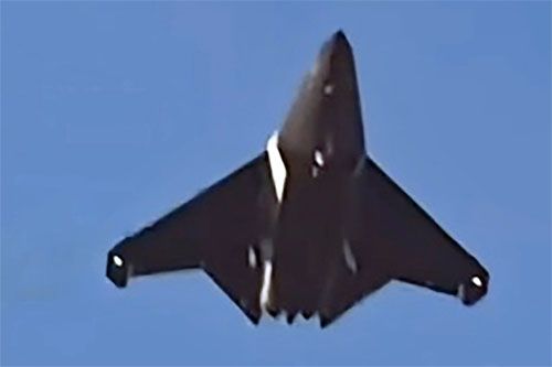 Chiński samolot bojowy stealth 6. generacji (J-XX) w czasie pierwszego lotu zarejestrowanego nad siedzibą Shenyang Aircraft Corporation / Zdjęcie: chiński Internet