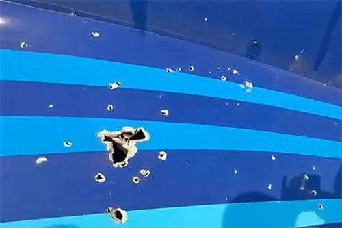 Uszkodzenia poszycia usterzenia pionowego rozbitego Embraera 190 wskazujące na to, że samolot został trafiony pociskiem (pociskami) przeciwlotniczym / Zdjęcie: kadr z filmu opublikowanego w kanale Telegram
