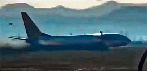 Samolot Boeing 737 linii Jeju Air sunie bez otwartego podwozia po awaryjnym lądowaniu na pasie lotniska Muan,...