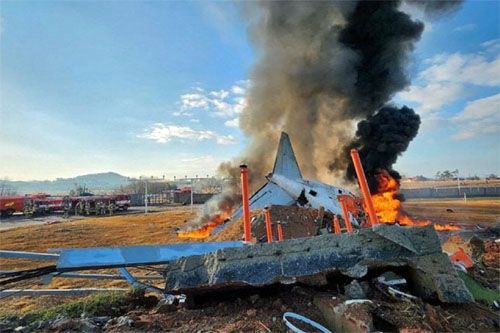 Płonące szczątki samolotu Boeing 737-800 linii Jeju Air, który rozbił się podczas awaryjnego lądowania na lotnisku międzynarodowym Muan w Republice Korei / Zdjęcie: via X