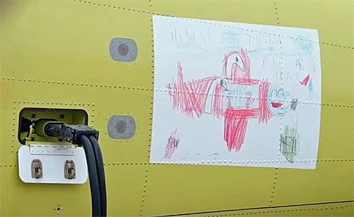 Rysunek córki ofiary zamachu terrorystycznego na TUSAŞ umieszczony na kadłubie prototypu samolotu Hürkuş II w czasie jego pierwszego lotu / Zdjęcie: TUSAŞ