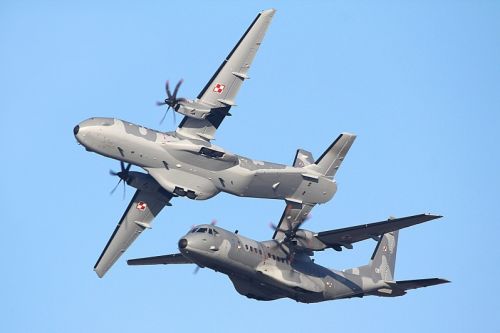 W ciągu 21 lat służby polskie C-295M spędziły w powietrzu łącznie 100 tys. godz., biorąc udział zarówno w lotach na rzecz Wojska Polskiego, jak i niosąc pomoc humanitarną cywilom z wielu krajów, a czasami też ewakuując ich z niebezpiecznych regionów / Zdjęcie: Marcin Sigmund