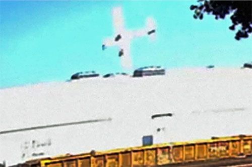Samolot Van's RV-10 na chwilę przed upadkiem na magazyn mebli przy 2300 Raymer Avenue, kilkaset metrów od lotniska miejskiego w Fullerton / Zdjęcie: kadr z nagrania kamery przemysłowej via X