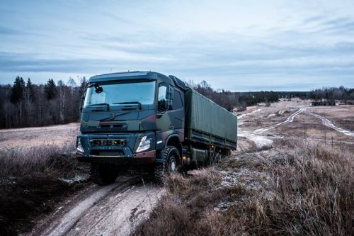 Dostawa jest efektem umowy ramowej z października 2023, kiedy Estonia i Łotwa zdecydowały o wspólnym zakupie maksymalnie 3000 ciężarówek FMX od Volvo Defence / Zdjęcie: Volvo Trucks