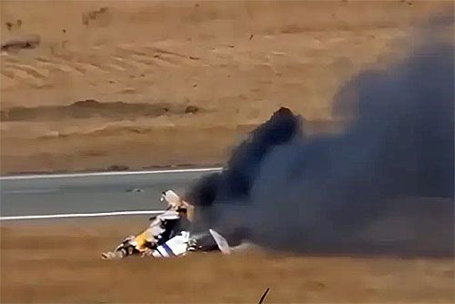 Płonący wrak lekkiego śmigłowca HAL Dhruv, w którego katastrofie zginęły 3 osoby / Zdjęcie: via X