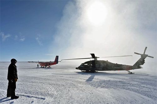 Chilijski samolot DHC-6 Twin Otter i śmigłowiec MH-60M Black Hawk na Biegunie Południowym / Zdjęcie: FACh