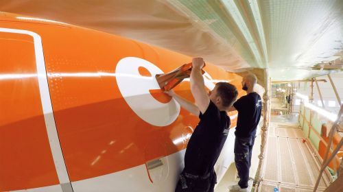 Do tej pory 38 samolotów easyJet otrzymało już nowe, lżejsze malowanie, wykonane w należących do MAAS Aviation warsztatach w Maastricht / Zdjęcie: easyJet