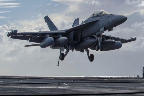 Samolot walki elektronicznej EA-18G Growler ze składu VAQ-133 wyposażony w NGJ-MB ląduje na pokładzie lotniskowa USS Abraham Lincoln (CVN 72) / Zdjęcie: US Navy