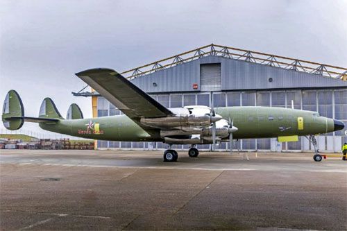 Odrestaurowany przez Lufthansa Technik w Hamburgu samolot pasażerski Lockheed L-1649A Starliner. Po dokończeniu prac renowacyjnych i pomalowaniu w barwy Lufthansy samolot zostanie przewieziony do Frankfurtu / Zdjęcie: Dirk Grothe – digroaero