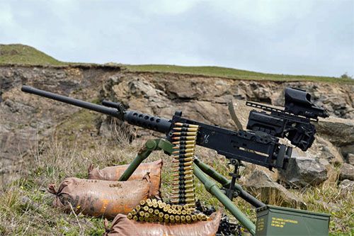 Turecki ciężki karabin maszynowy M2HB QCB (Quick Change Barrel) produkowany przez CANiK / Zdjęcie: SYS