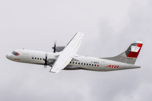 ATR 72-600 z zabudowanym systemem Starlink. Antena widoczna jest na grzbiecie samolotu, za skrzydłem / Zdjęcie: ATR
