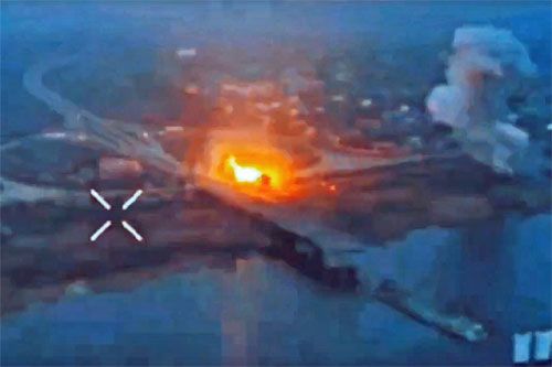 Moment wybuchu trzeciej bomby FAB-500M62 z UMPK w czasie ataku na posterunki obserwacyjne Sił Zbrojnych Ukrainy w rejonie Mostu Antonowskiego / Zdjęcie: kadr z filmu opublikowanego na kanale Telegram