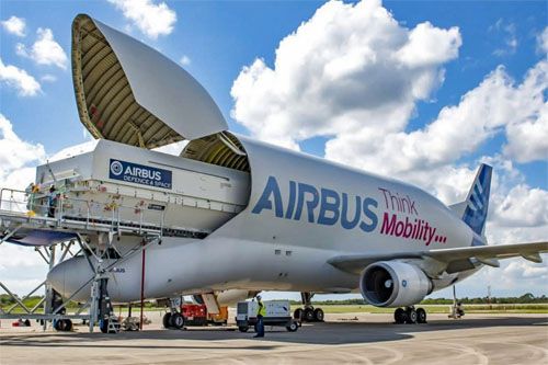 Obsługa nietypowych samolotów A300B4-600ST Beluga wymaga specjalistycznego sprzętu do załadunku i rozładunku na wysoko położony główny pokład transportowy / Zdjęcie: Airbus