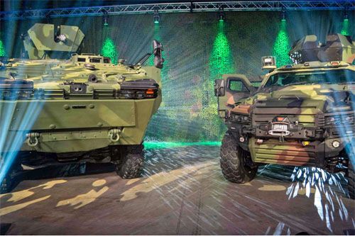 Turecki pojazd Nurol Makina NMS 4×4 i transporter opancerzony Otokar Arma 6×6 podczas uroczystości podpisania umowy z Estonią w październiku 2023 / Zdjęcie: RKIK