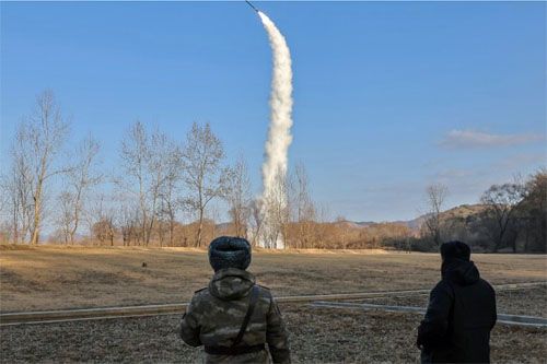 Testowy start pocisku manewrującego Pulhwasal-3-31 obserwował przywódca Korei Północnej Kim Dzong Un / Zdjęcie: KCNA