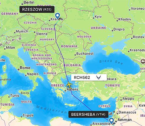 Trasy lotów jednego z amerykańskich samolotów transportowych C-17A, przewożących zdobyczne rosyjskie uzbrojenie z Izraela do Rzeszowa / Ilustracja: via OSINTdefender