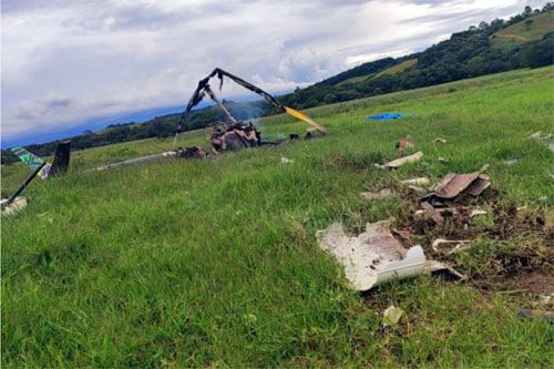Szczątki śmigłowca Robinson R44 Raven II, który rozbił się na farmie Para w pobliżu Cruzilia na południu stanu Minas Gerais w Brazylii / Zdjęcie: Corpo de Bombeiros