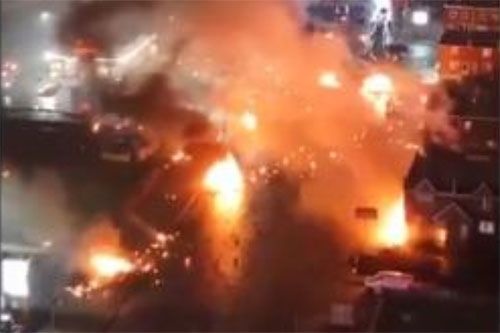 Miejsce upadku samolotu medycznego Learjet 55 w Filadelfii. W ostatniej fazie lotu samolot opadał pionowo z dużą prędkością / Zdjęcie: kadr z filmu via X