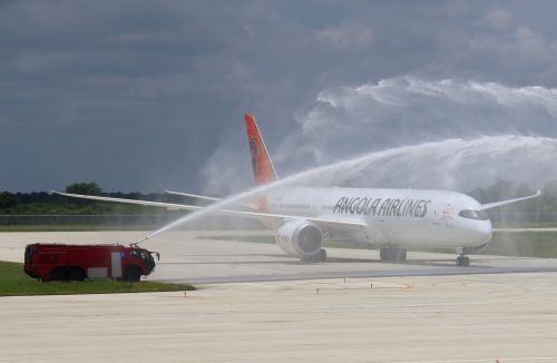 Po lądowaniu w Luandzie nowy Dreamliner Angola Airlines został powitany salutem wodnym / Zdjęcie: Boeing