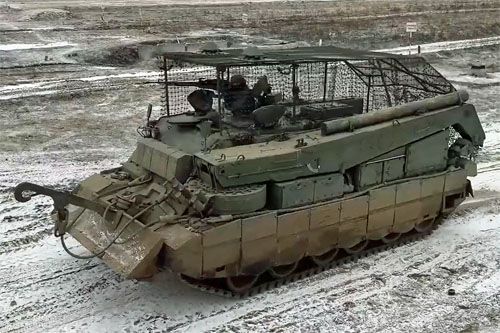 Na podmoskiewskim poligonie pokazano także dodatkowo zabezpieczony wóz ewakuacji technicznej BREM-80U / Zdjęcie: kadr z filmu na kanale Telegram