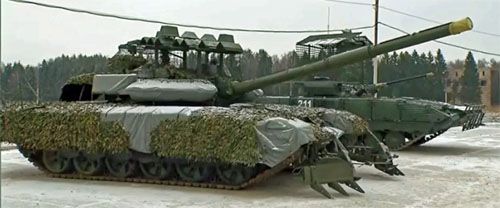 Czołgi T-80U pokazane na poligonie były wyposażone także w fabrycznie zamontowane trały. Kamuflaż czołgu zapewnia zestaw środków, zwany peleryną, który ogranicza widoczność w różnych zakresach długości fal / Zdjęcie: kadr z filmu na kanale Telegram