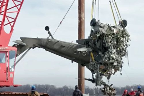 Wrak śmigłowca Sikorsky UH-60 Black Hawk, który wydobyto 7 lutego 2025 z wód rzeki Potomac. Widać, że przednia część maszyny uległa całkowitej destrukcji / Zdjęcie: NTSB