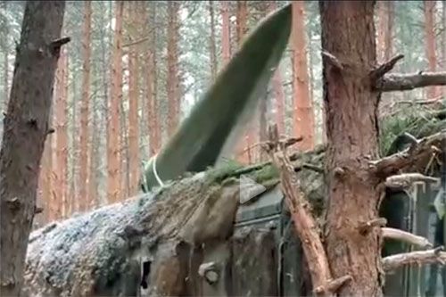 Wyrzutnia systemu Iskander ukryta w lesie przed wystrzeleniem rakiety balistycznej krótkiego zasięgu (oficjalnie – 500 km). Taka wyrzutnia przewozi dwie rakiety / Zdjęcie: kadr z filmu MO FR