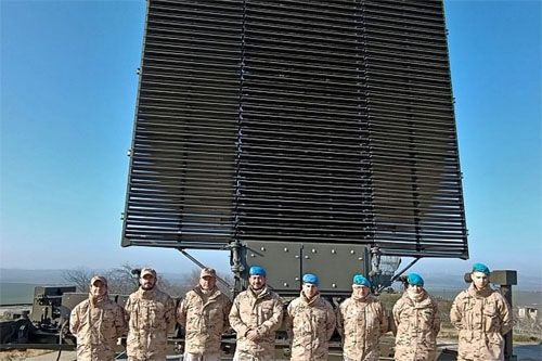 Obsługa radaru LTR-25 zainstalowanego przez Hiszpanię w Rumunii na tle jego anteny / Zdjęcie: Ministerstwo Obrony Hiszpanii