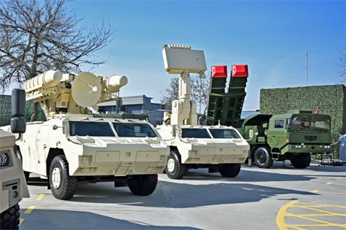 Chińskie systemy obrony powietrznej krótkiego zasięgu FM-90 oraz średniego i dalekiego zasięgu KS-1C. pokazane prezydentowi Szawkatowi Mirzijojewowi podczas zwiedzania Centrum Innowacyjnych Technologii Agencji Przemysłu Obronnego Uzbekistanu / Zdjęcie; kancelaria Prezydenta Republiki Uzbekistanu