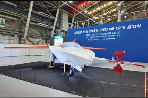Prototyp LOWUS – zaprojektowanego w Republice Korei samolotu bezzałogowego stealth, który ma autonomicznie wykonywać misje rozpoznawcze, walki elektronicznej i uderzeniowe pod nadzorem samolotu załogowego / Zdjęcie: kadr z filmu ADD