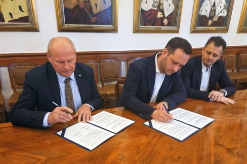 Umowę o współpracy Politechniki Krakowskiej z Aeroklubem Krakowskim sygnowali, od lewej: dr hab. inż. arch. Tomasz Kapecki, prof. PK, prorektor ds. ogólnych, Adrian Król, prezes zarządu Aeroklubu Krakowskiego i Rafał Głąb, wiceprezes zarządu Aeroklubu Krakowskiego / Zdjęcie: Politechnika Krakowska