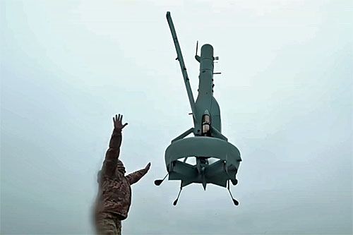 Bezzałogowiec rozpoznawczo-bojowy MQ-35A V-BAT startuje z ośrodka szkoleniowego na Ukrainie / Zdjęcie: kadr z filmu SBS
