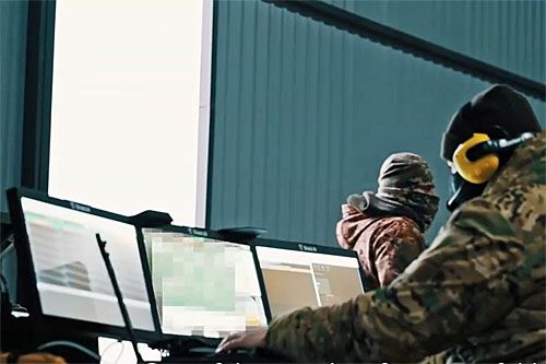 Stanowisko operatora systemu rozpoznawczo-uderzeniowego MQ-35A V-BAT szkolonego w ośrodku na Ukrainie / Zdjęcie: kadr z filmu SBS
