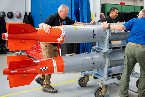 Dwie doświadczalne bomby B61-12 przygotowywane do transportu do Weapon Modernization Lab w Sandia National Laboratories. Ostatnie grawitacyjne seryjne bomby jądrowe tego typu zostały zmontowane w Pantex Plant w grudniu 2024 / Zdjęcie: Craig Fritz – Sandia National Laboratories