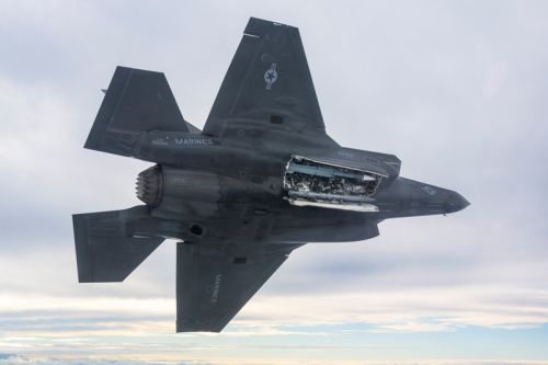 F-35B z ćwiczebnym pociskiem Meteor w wewnętrznej komorze uzbrojenia. Obok widoczny jest ćwiczebny AIM-120 AMRAAM / Zdjęcie: Dane Wiedmann – Lockheed Martin