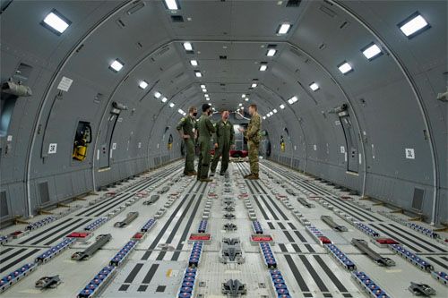 Amerykańscy lotnicy podczas zapoznawania się z KC-46 Pegasus w Barksdale Air Force Base w Luizjanie / Zdjęcie US Air Force, Airman 1st Class Celeste Zuniga