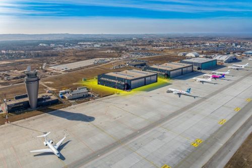 Hangar H4 będzie graniczył od zachodniej strony z hangarem H3, a od wschodniej z wieżą kontroli lotów Polskiej Agencji Żeglugi Powietrznej / Wizualizacja: Port lotniczy Katowice