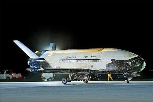 Pojazd bezzałogowy X-37B OTV-7 po wylądowaniu w bazie Vandenberg w Kalifornii / Zdjęcie: US Space Force