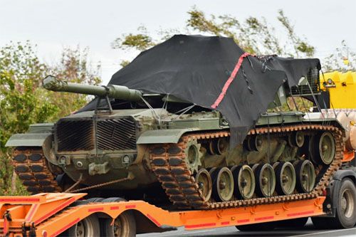 Jeden z prototypów zmodernizowanego czołgu M60A3TTS na platformie transportowej. Zarówno w czasie transportu, jak i podczas strzelań pojazdy mają częściowo zasłonięte wieże, zapewne aby nie ujawniać szczegółów modyfikacji / Zdjęcie: via X