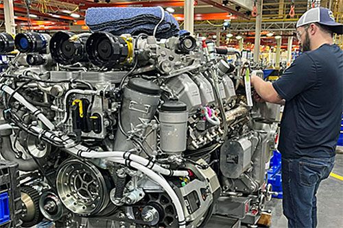 Rolls-Royce dostarczył na początku października 2023 pierwszy silnik mtu 8V199 przeznaczony do napędu lekkich czołgów General Dynamics M10 Booker, zamówionych przez US Army. Został on zmontowany i przetestowany w zakładzie produkcyjnym mtu Rolls-Royce w Aiken w Karolinie Południowej. Silnik 10V199 będzie od niego większy, ale mniejszy niż MTU MB873 standardowo napędzający czołgi Leopard 2 / Zdjęcie: Rolls-Royce