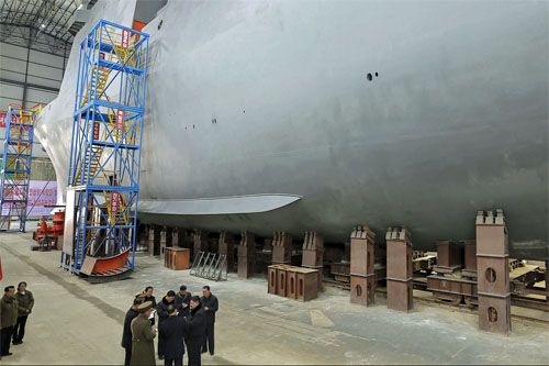 Budowany w jednej ze stoczni w KRLD okręt podwodny z napędem atomowym pokazany w czasie inspekcji dokonywanej przez Kim Dzong Una / Zdjęcie: KCNA