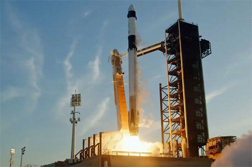 Rakieta nośna SpaceX Falcon 9 ze statkiem kosmicznym SpaceX Crew Dragon Endurancestartuje z Launch Complex 39A Kennedy Space Center, 19:03 EST / Zdjęcie: NASA