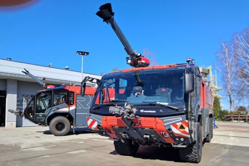 Po dostawie 2 nowych wozów Panther 6x6 Lotniskowa Służba Ratowniczo-Gaśnicza MPL Kraków-Balice dysponuje łącznie 5 pojazdami ratowniczo-gaśniczymi tego austriackiego producenta w wersjach 8×8, 6×6 i 4×4 / Zdjęcie: MPL Kraków-Balice 