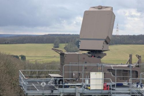 Testy zakładowe radaru GF 300 MRI odbyły się w placówce Thalesa w Limours / Zdjęcie: Thales