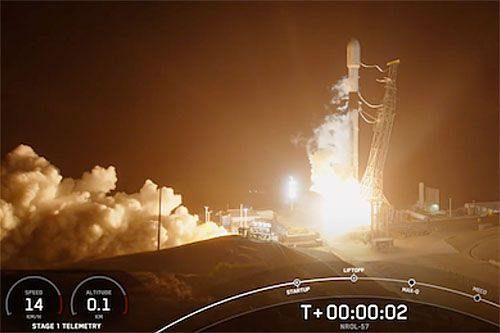 Rakieta nośna SpaceX Falcon 9 startuje z Space Launch Complex-4E w Vandenberg Space Force Base w Kalifornii w ramach misji NROL-57 / Zdjęcie: kadr z transmisji SpaceX